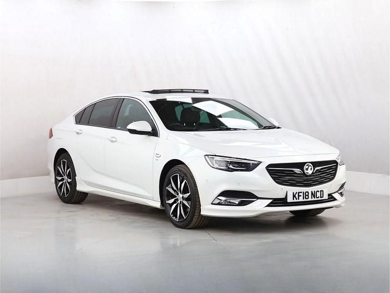 Used Vauxhall Insignia SRi 165 HP (121 kW) 2018 White Hatchback