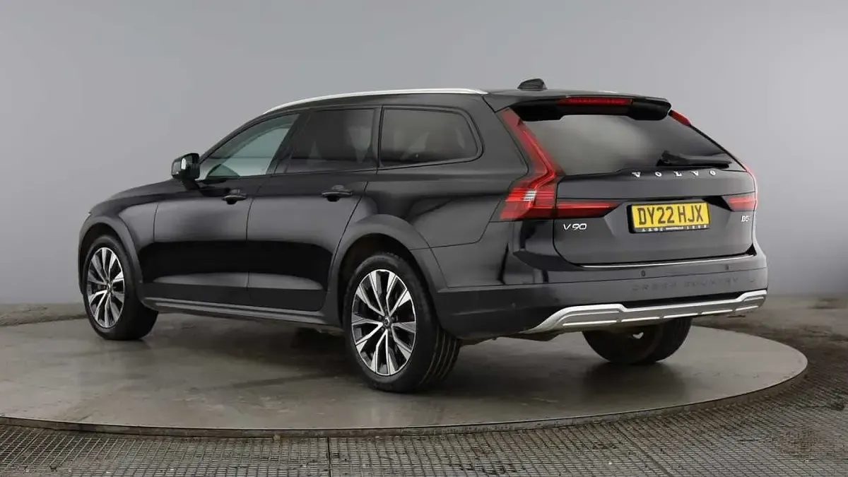Used Volvo V90 235 HP (172 kW) 2022 Onyx black Estate
