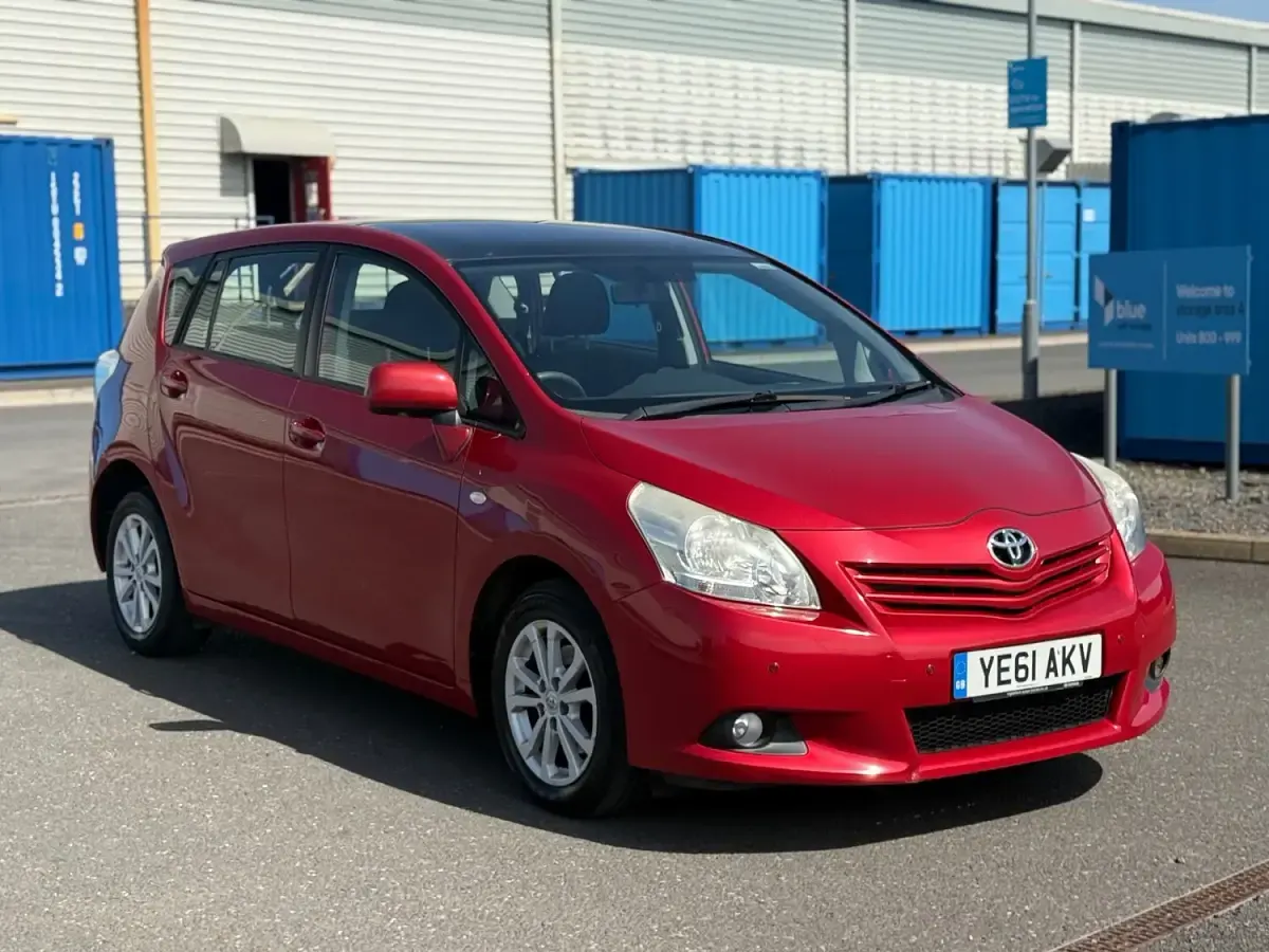 Used Toyota Verso 126 HP (92 kW) 2011 Red MPV