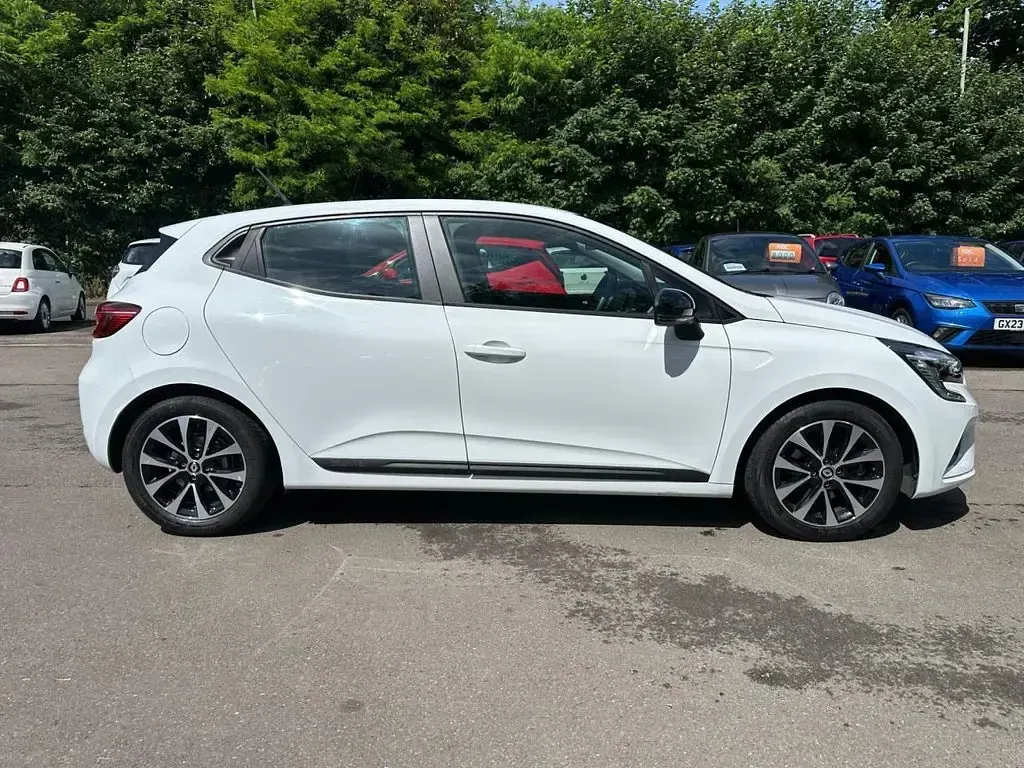 Used Renault Clio V Evolution 145 HP (106 kW) 2023 White Hatchback