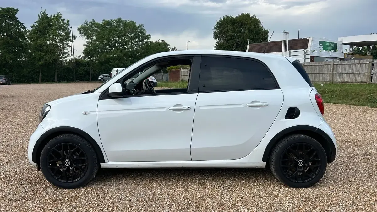 Used Smart ForFour 90 HP (66 kW) 2016 White Hatchback