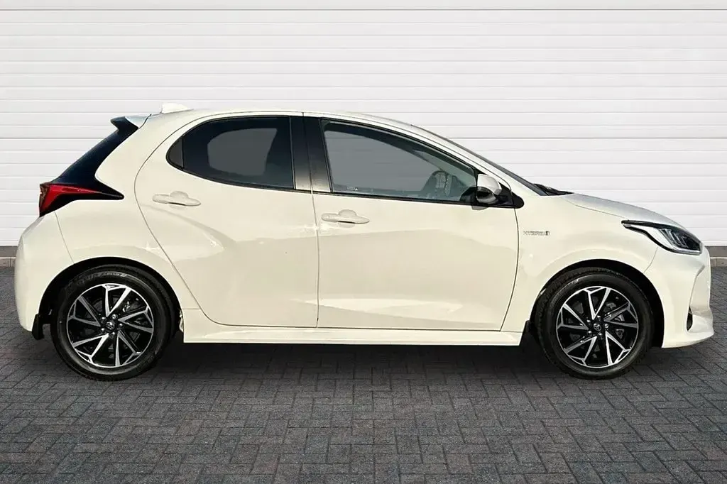 Used Toyota Yaris Design 116 HP (85 kW) 2021 White Hatchback
