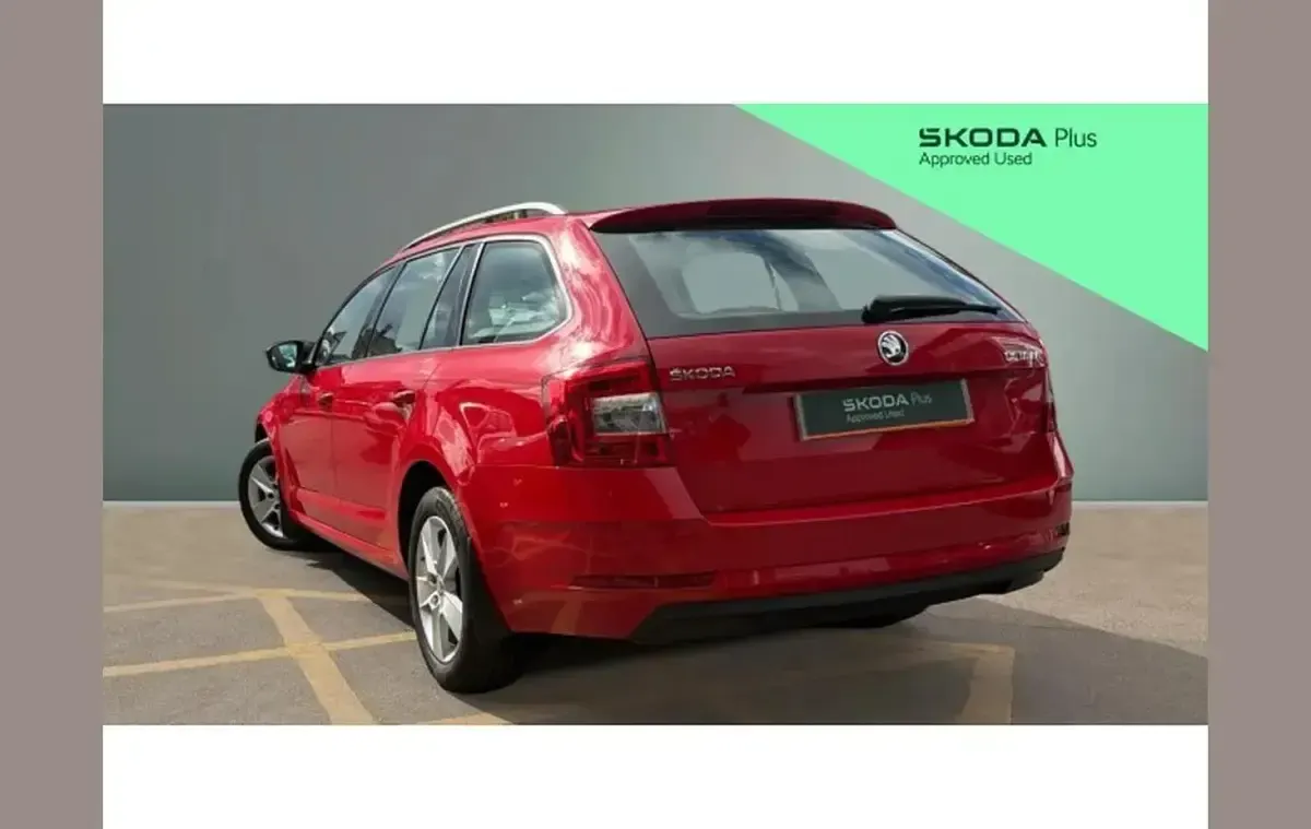 Used Skoda Octavia SE 147 HP (108 kW) 2018 Red Estate