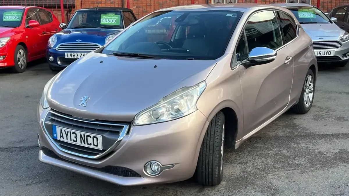 Second-hand Peugeot 208 Allure 2013 Roz Hatchback