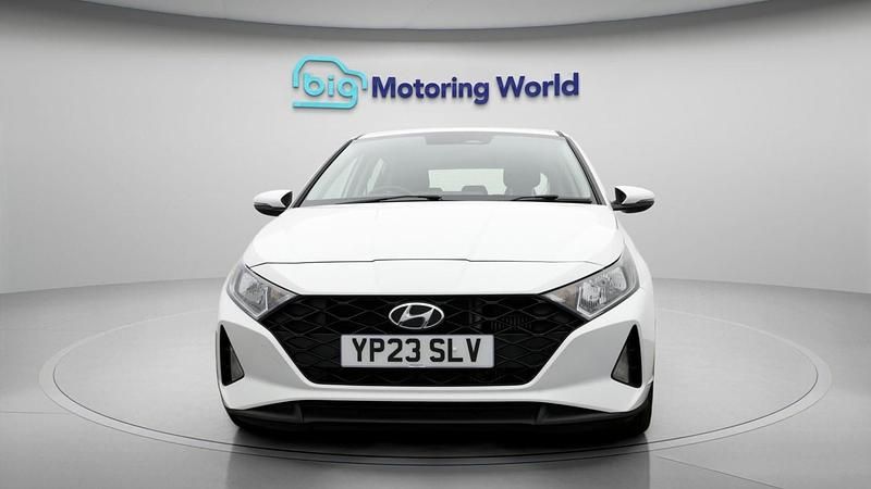 Used Hyundai i20 SE 99 HP (72 kW) 2023 White Hatchback