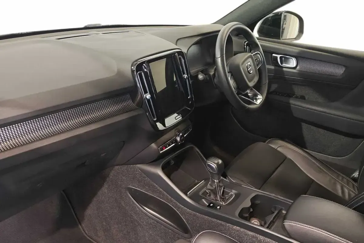 Used Volvo XC40 R-Design 163 HP (119 kW) 2022 SUV