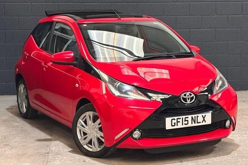 Used Toyota Aygo x-press 68 HP (50 kW) 2015 Red Hatchback