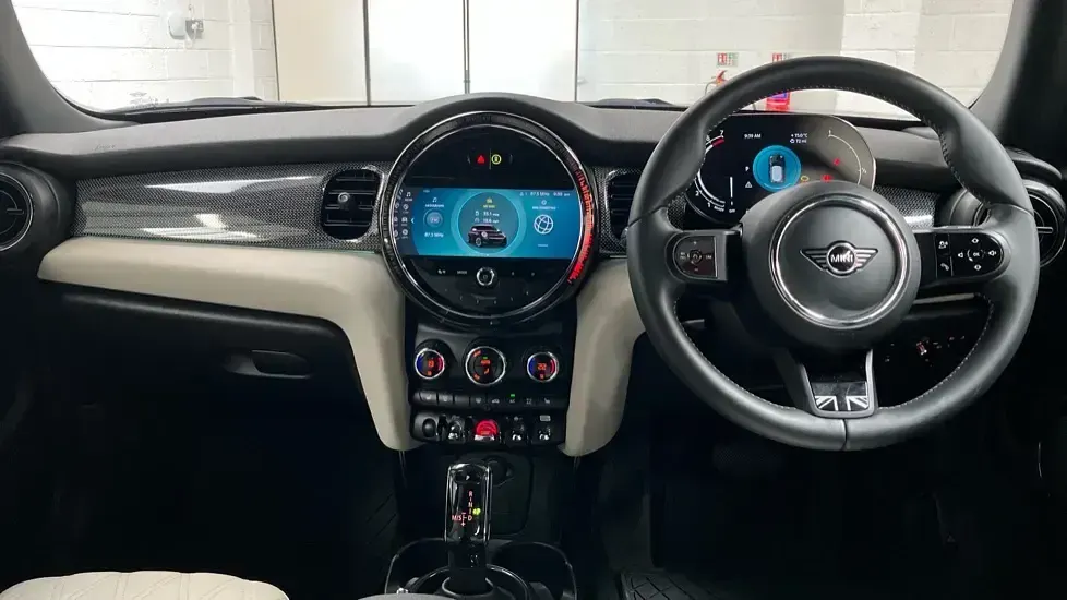 Begagnad Mini Cooper Exclusive 136 HK (100 kW) 2024 Grön Halvkombi
