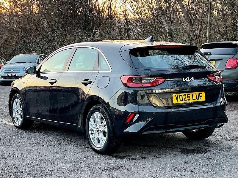 Używany Kia Ceed 138 KM (101 kW) 2025 Czarny Hatchback