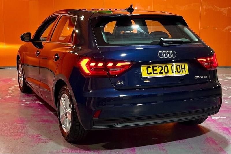 Usado Audi A1 Sportback Business 95 HP (69 kW) 2020 Azul Citadino