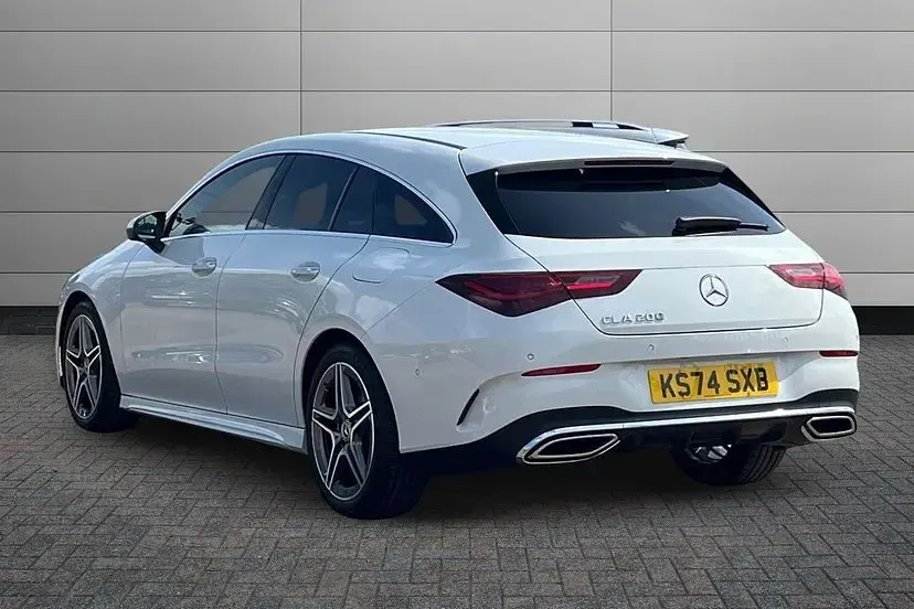 Used Mercedes CLA200 Shooting Brake Executive 175 HP (128 kW) 2024 Moonstone white Estate