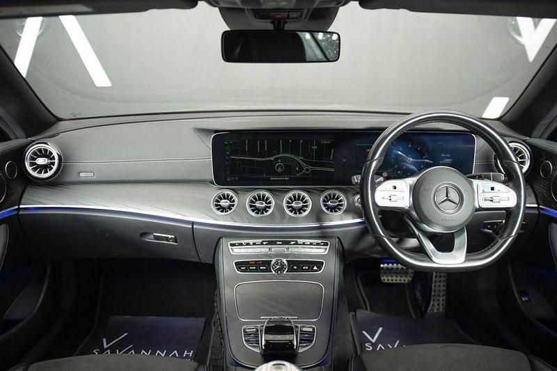 Begagnad Mercedes E220 AMG line 2021 Svart Cab