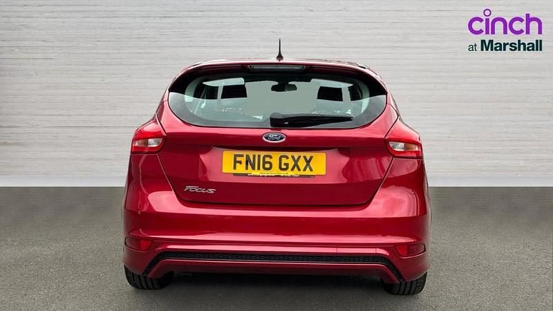Usado Ford Focus Zetec 120 HP (88 kW) 2016 Vermelho