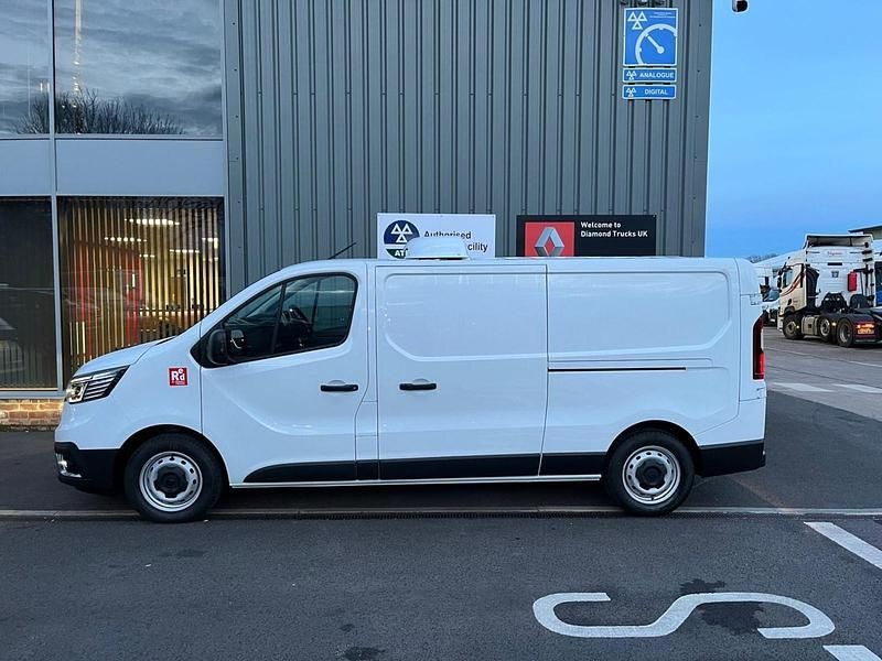 White New 2025 Renault Trafic Van | £28,950 - Image 1/4