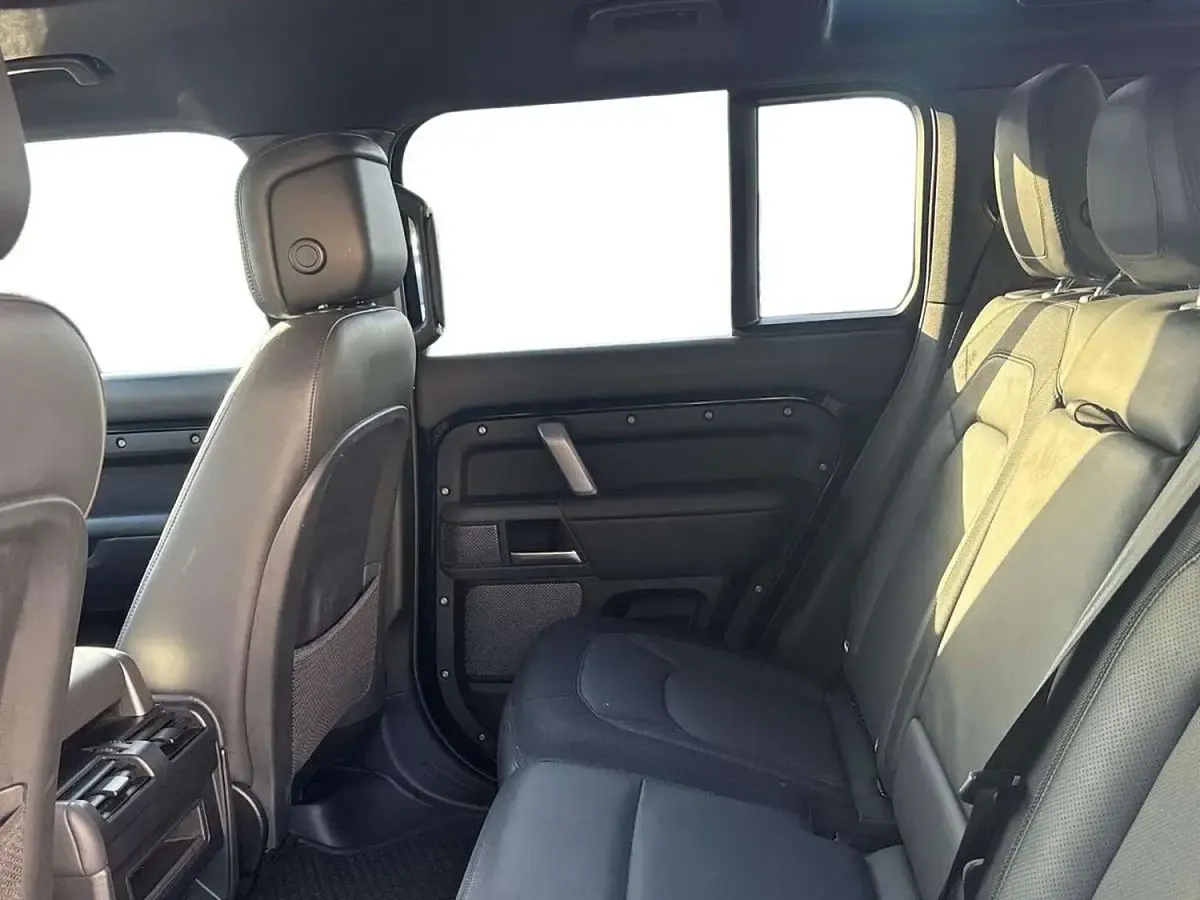 Used Land Rover Defender HSE Dynamic 300 HP (220 kW) 2023 Black SUV