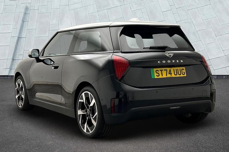 Usado Mini Cooper Hatch 133 kW (181 CV) 2024 Negro Utilitario