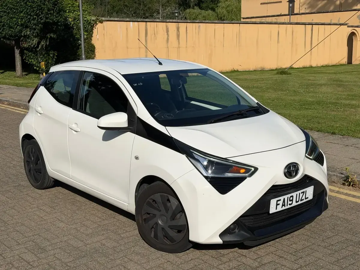 Used Toyota Aygo X-play 72 HP (52 kW) 2019 White Hatchback