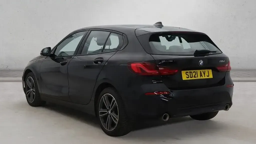 Usado BMW 118 Sport Line 150 CV (110 kW) 2021 Negro Utilitario