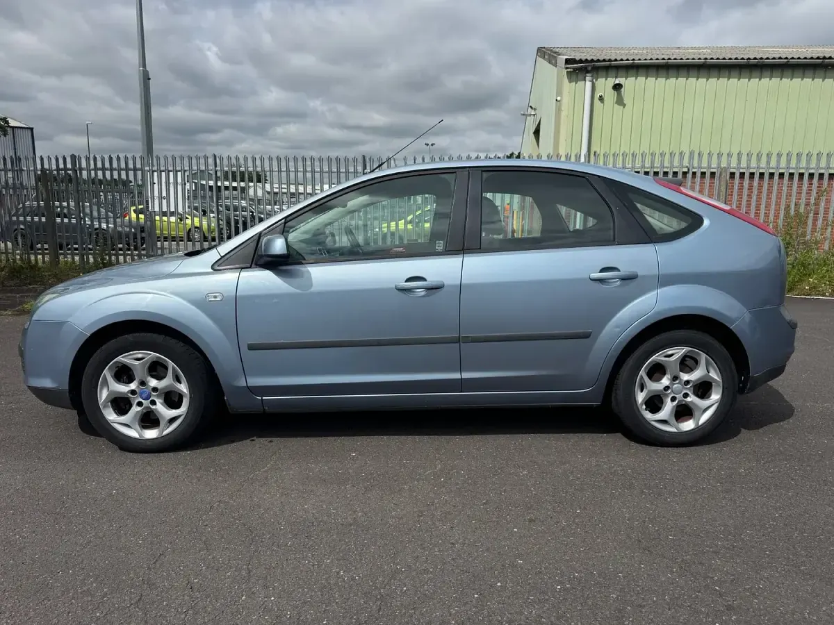 Used Ford Focus 98 HP (72 kW) 2006 Blue Hatchback