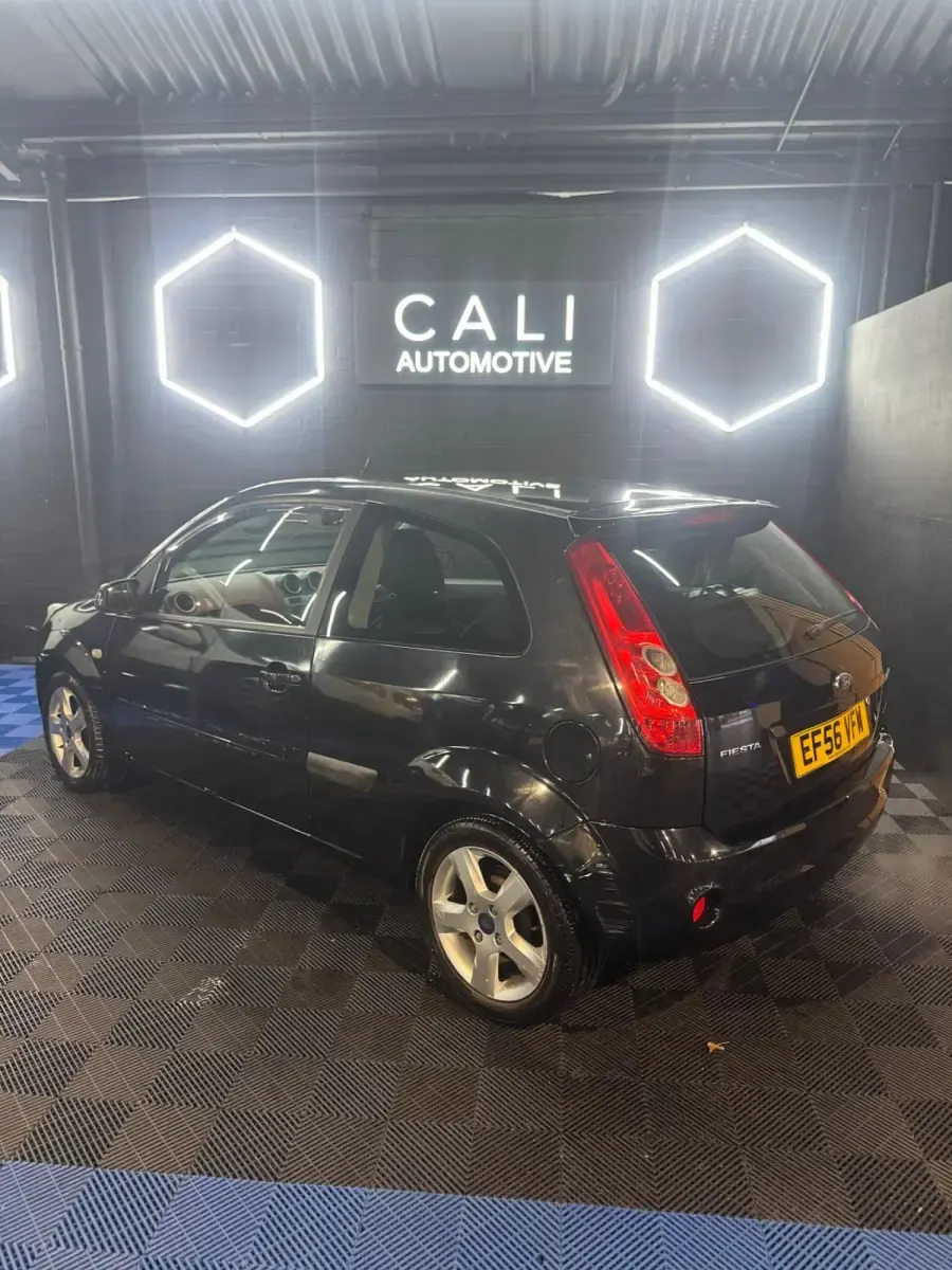 Second-hand Ford Fiesta 80 CP (58 kW) 2006 Negru Hatchback