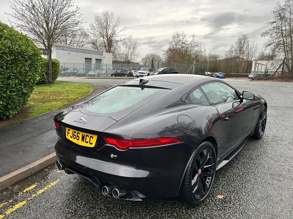 Usado Jaguar F-Type R 550 HP (404 kW) 2016 Preto Coupé