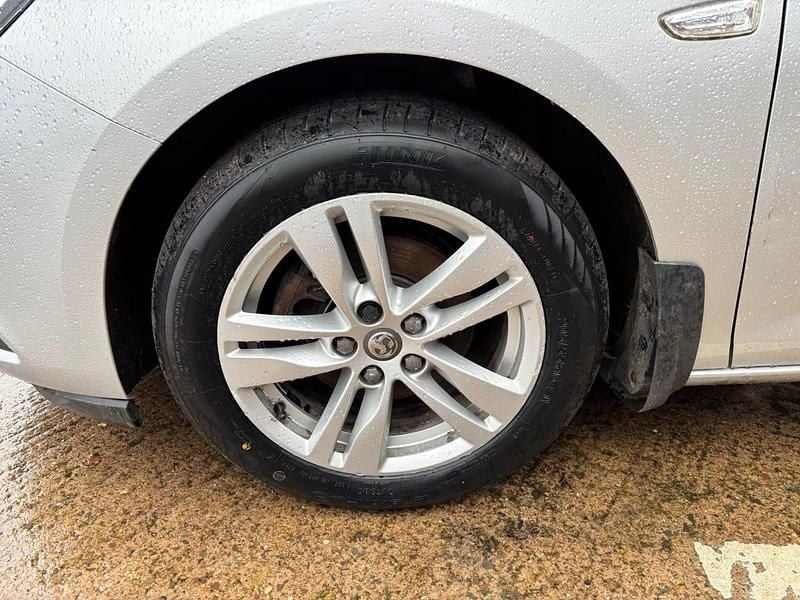 Used Vauxhall Astra Design Edition 110 HP (80 kW) 2018 Silver Estate