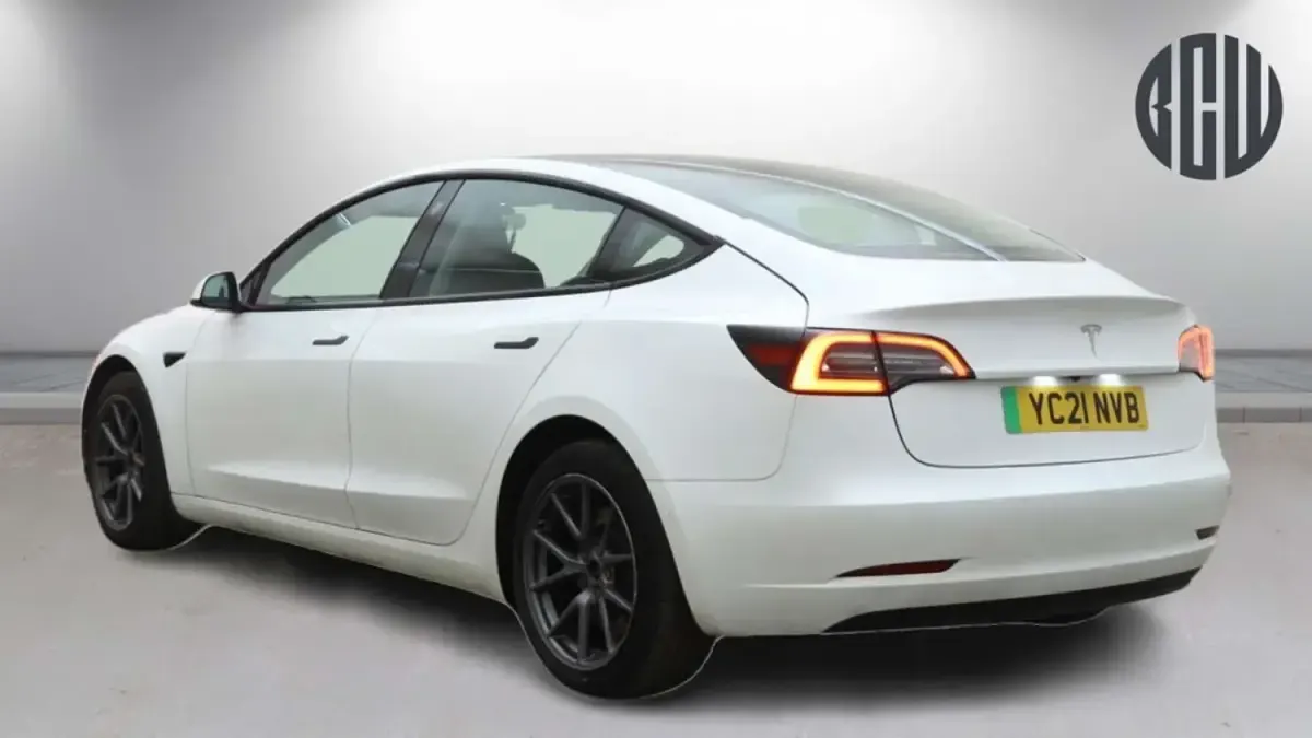 Używany Tesla Model 3 Standard Range 366 kW (498 KM) 2021 Biały Sedan/Limuzyna