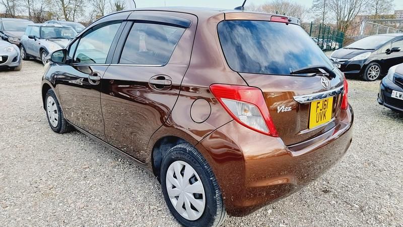 Begagnad Toyota Yaris 69 HK (50 kW) 2012 Brun Halvkombi