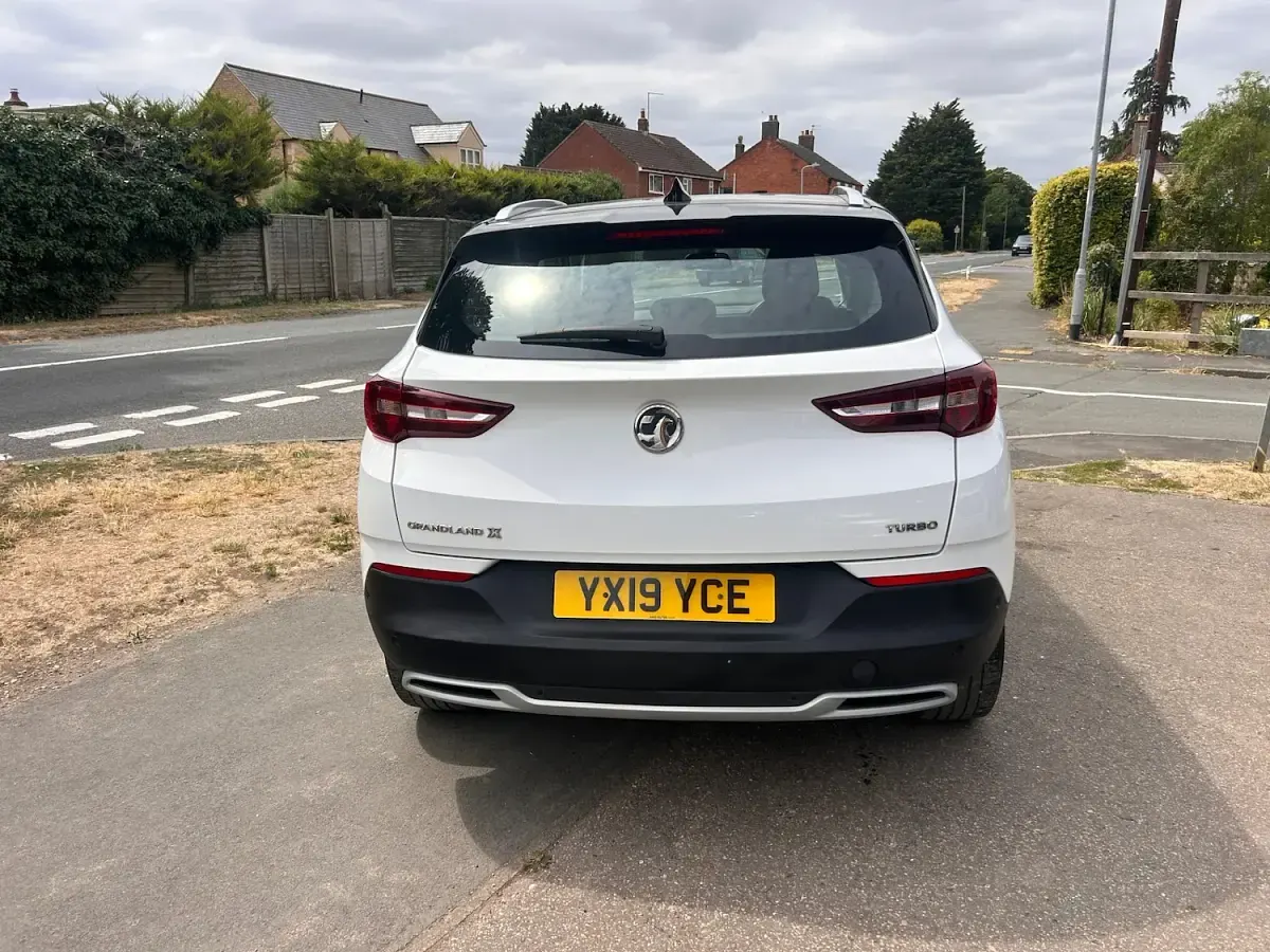 Used Vauxhall Grandland X Sport 130 HP (95 kW) 2019 White SUV