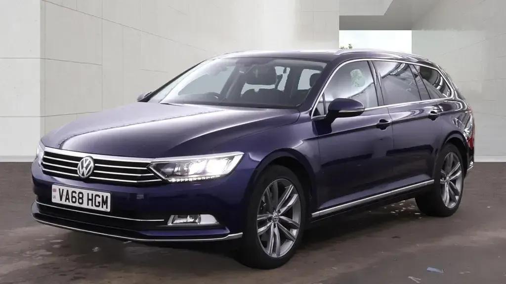 Used VW Passat GT 150 HP (110 kW) 2019 Blue Estate