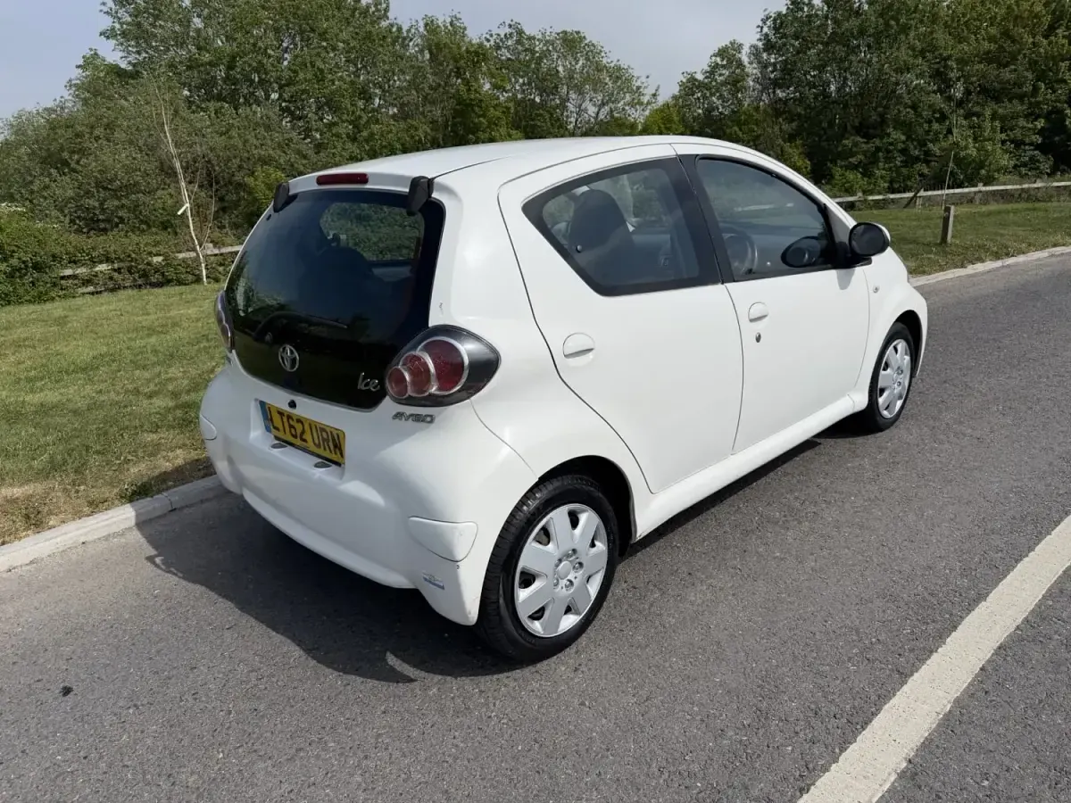 Gebraucht Toyota Aygo 68 PS (50 kW) 2012 Weiß Kleinwagen