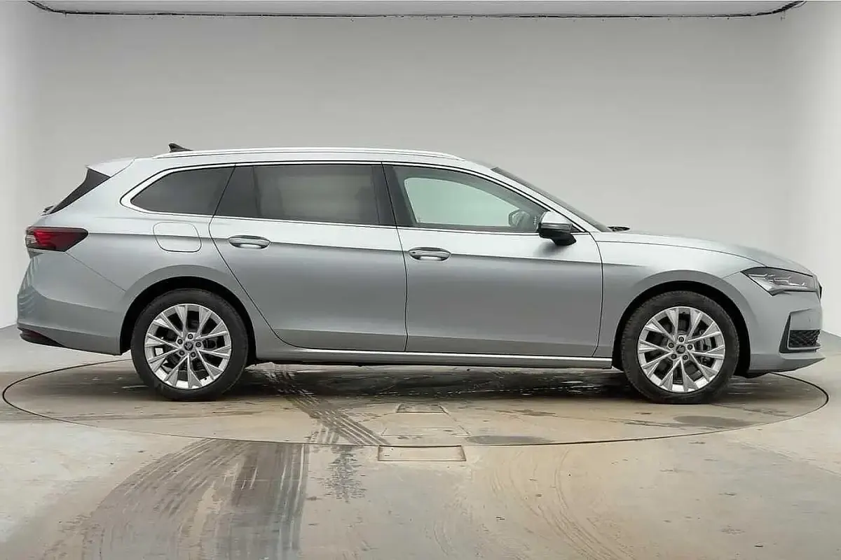 Neu Skoda Superb SE L 200 PS (147 kW) 2026 Silber Kombi