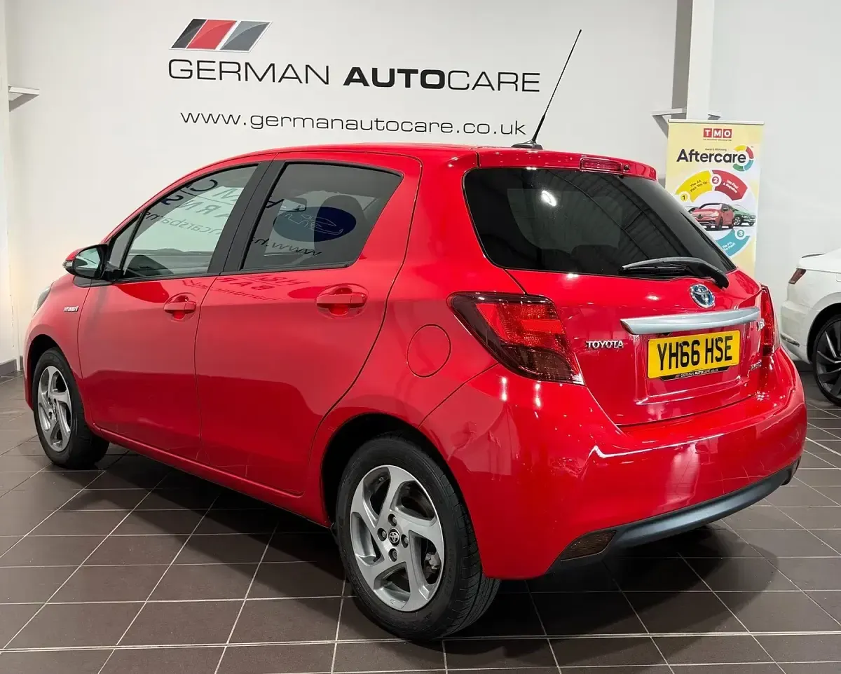 Used Toyota Yaris 101 HP (74 kW) 2016 Red Hatchback
