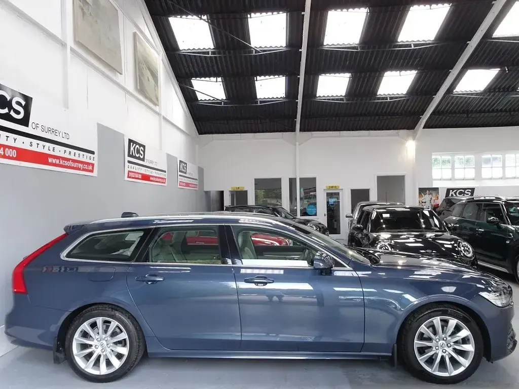 Used Volvo V90 Momentum 190 HP (139 kW) 2020 Blue Estate