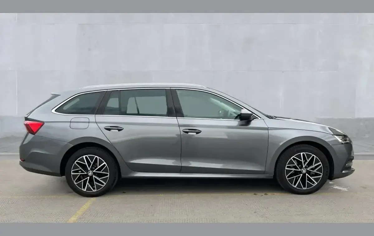 Begagnad Skoda Octavia SE L 200 HK (147 kW) 2023 Grå Kombi