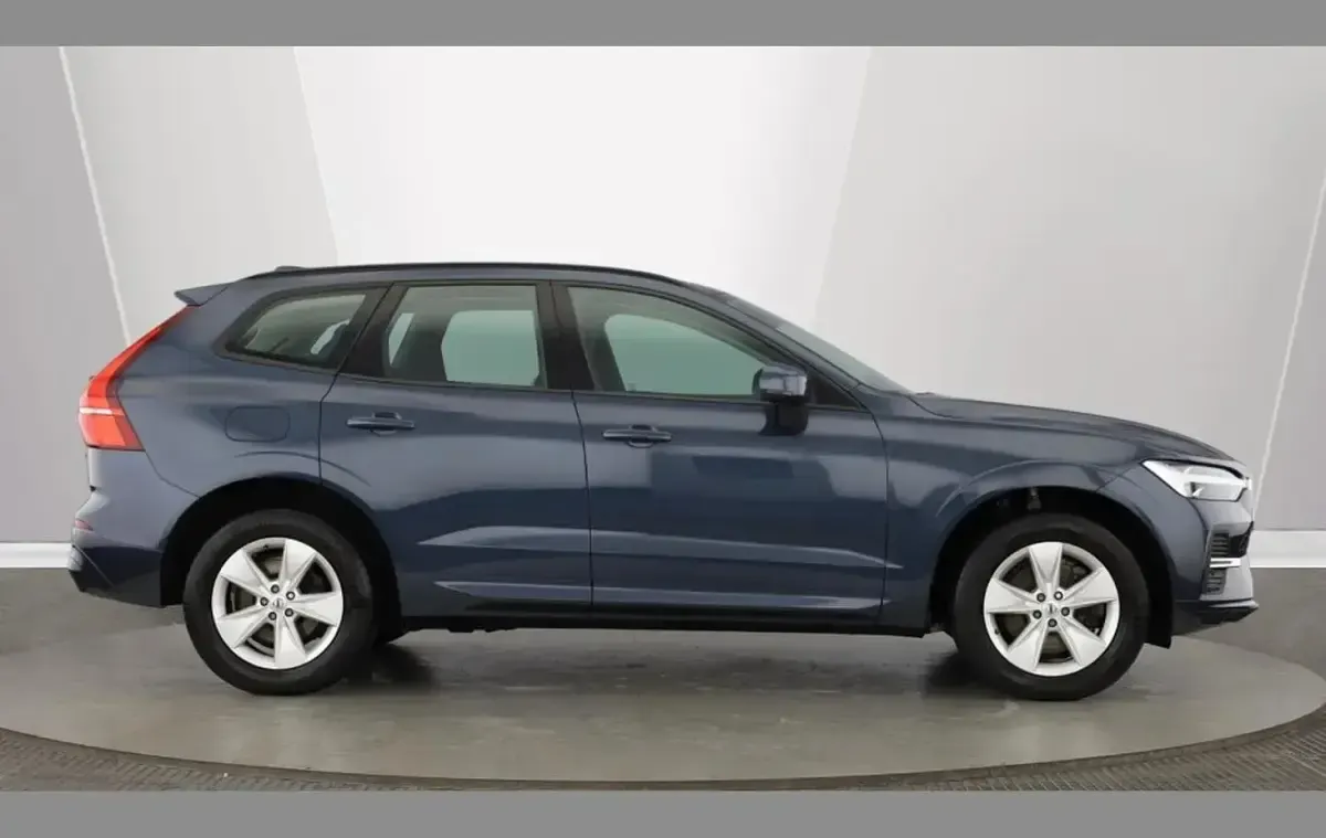 Used Volvo XC60 Momentum 194 HP (142 kW) 2022 Blue SUV