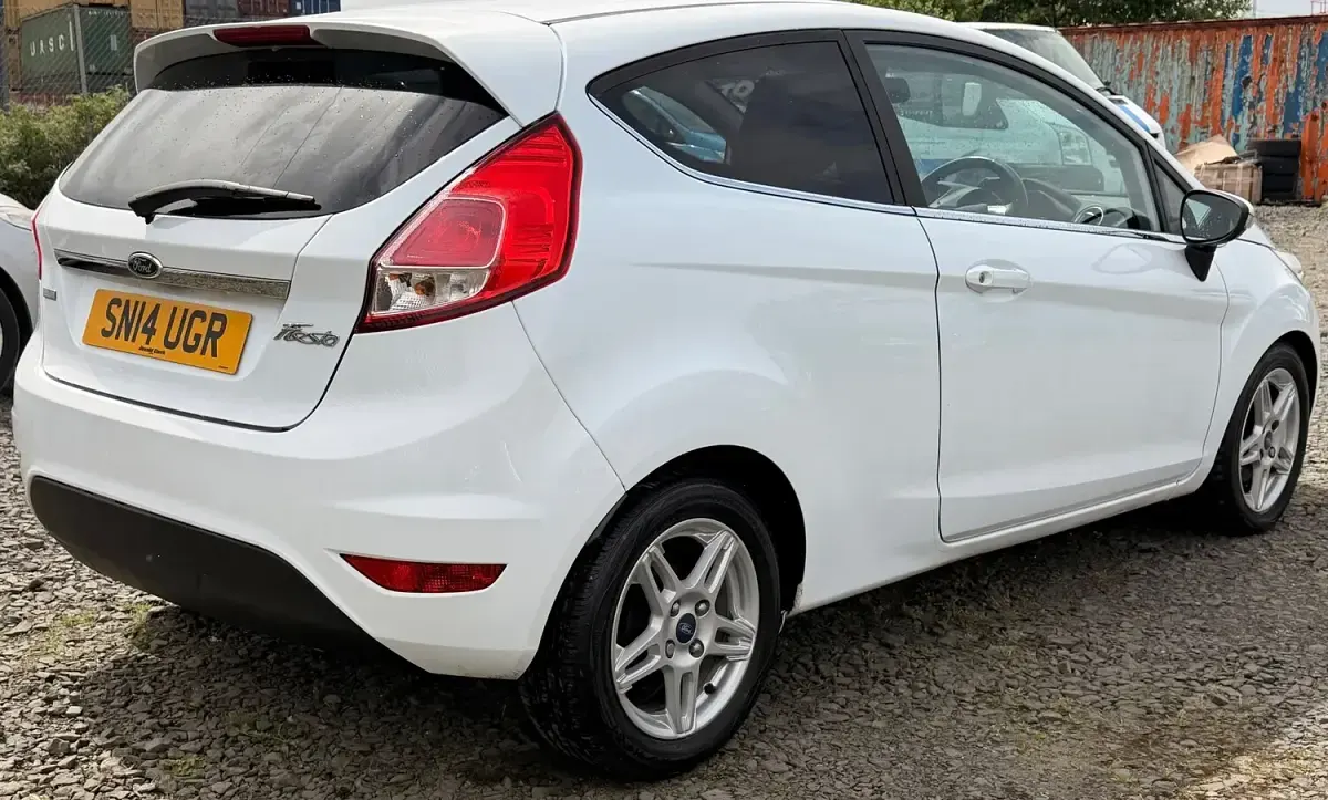 Used Ford Fiesta Zetec 100 HP (73 kW) 2014 White Hatchback