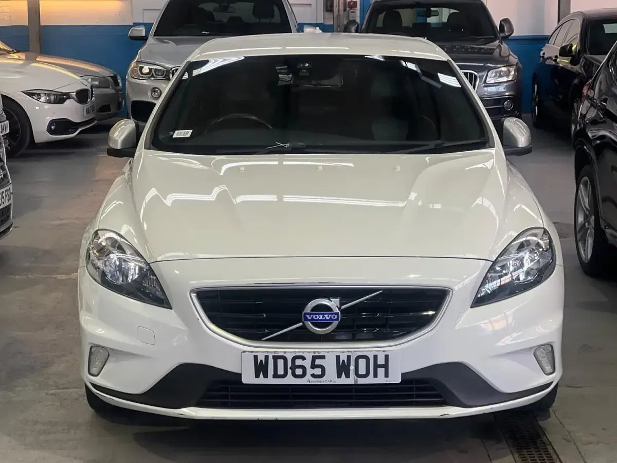 Usado Volvo V40 R-Design 122 CV (89 kW) 2015 Blanco Utilitario