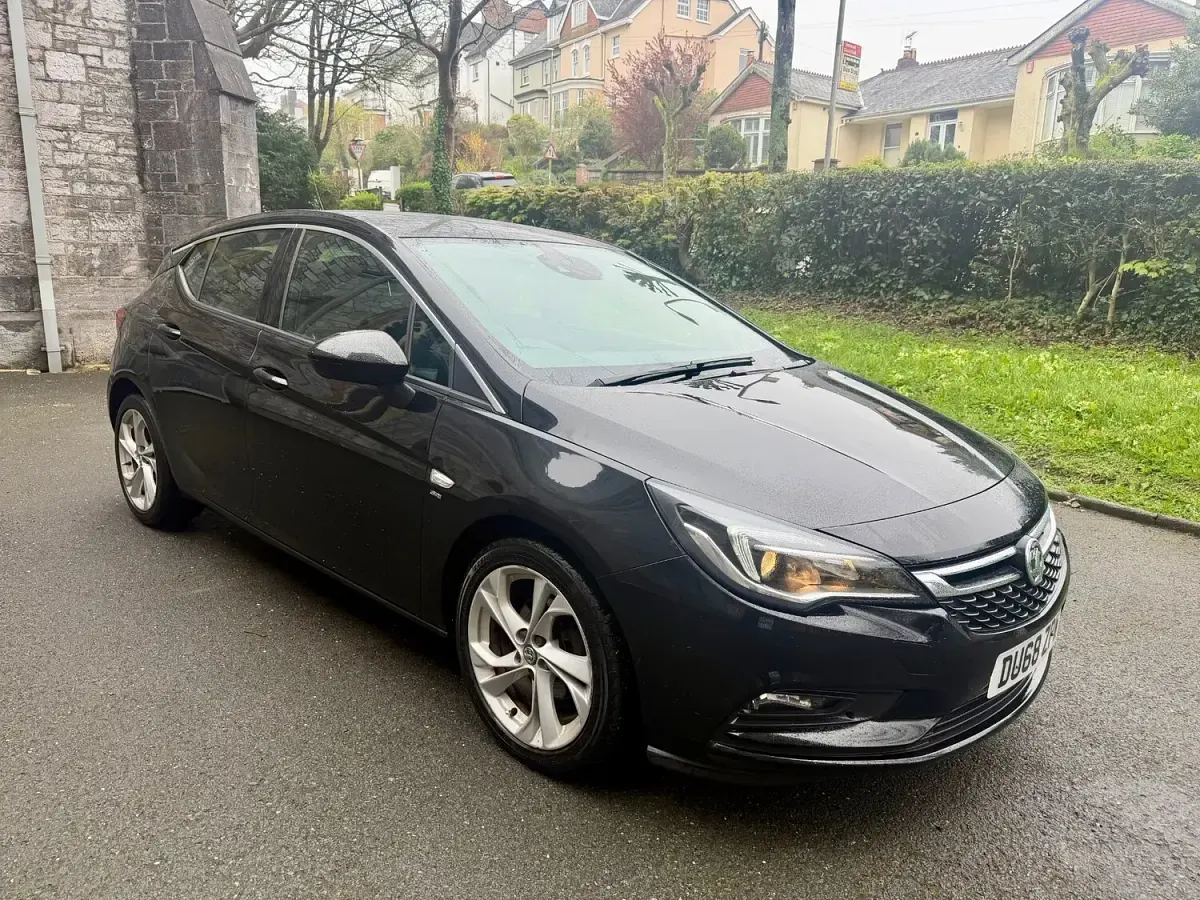 Used Vauxhall Astra SRi 150 HP (110 kW) 2018 Black Hatchback