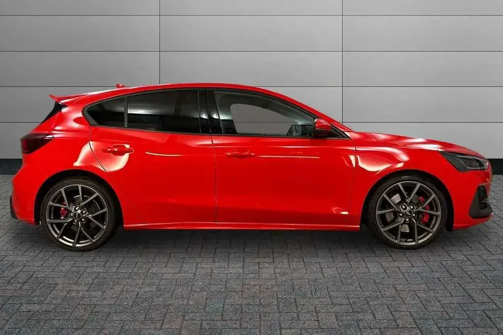 Used Ford Focus ST 280 HP (205 kW) 2023 Red Hatchback