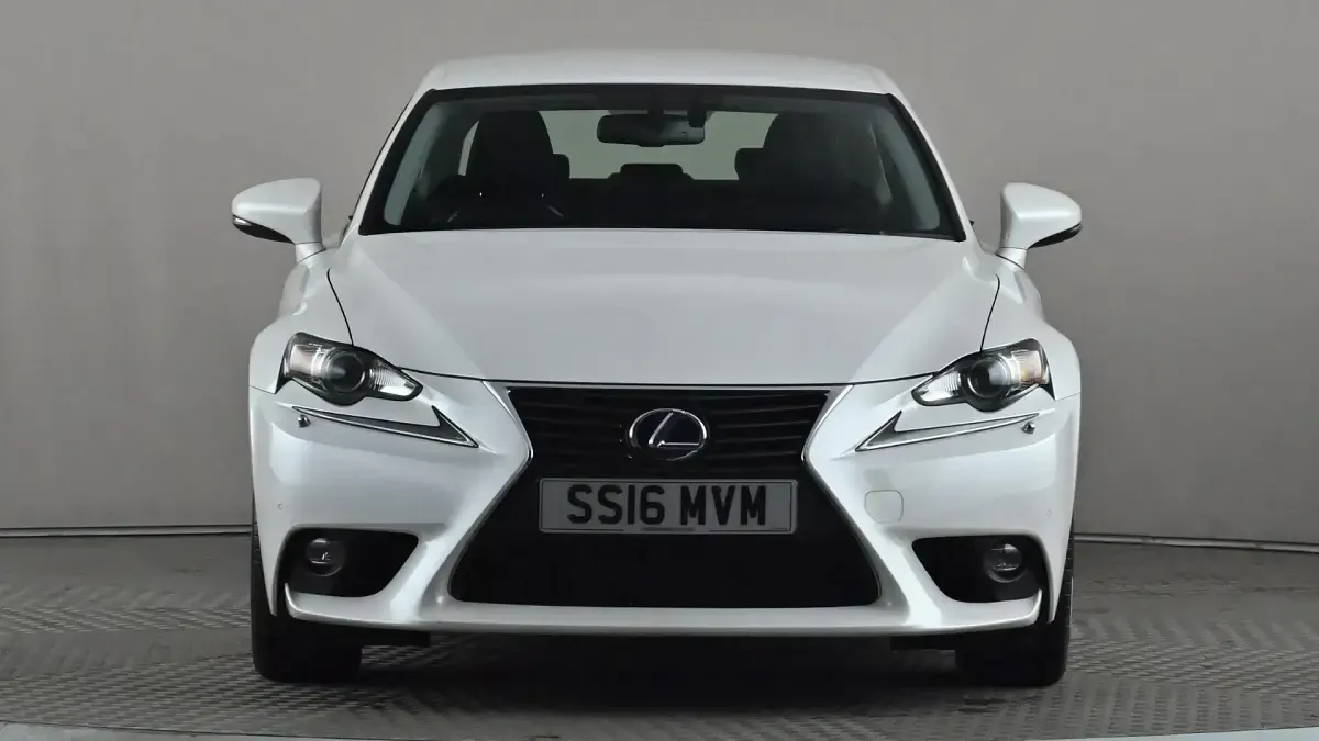 Used Lexus IS300h 223 HP (164 kW) 2016 White Sedan
