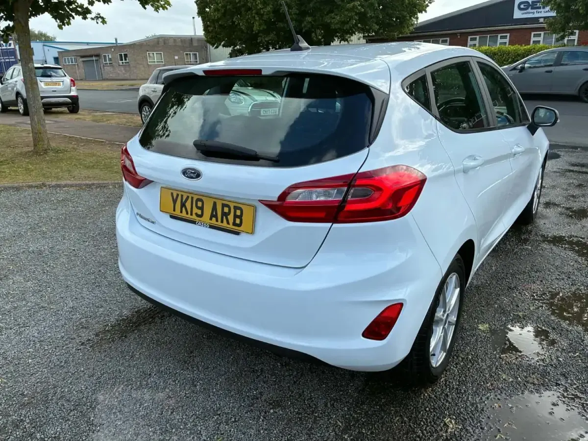 Usado Ford Fiesta Zetec 85 CV (62 kW) 2019 Blanco Utilitario