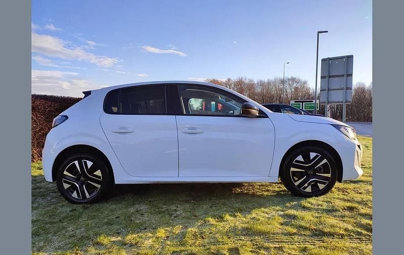 Used Peugeot 208 Allure 101 HP (74 kW) 2025 White Hatchback