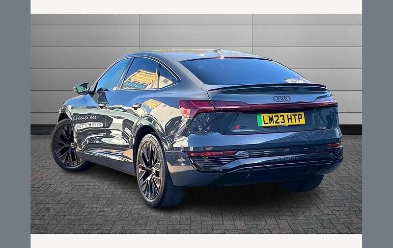 Begagnad Audi Q8 e-tron Black Edition 250 kW (340 HK) 2023 Grå SUV
