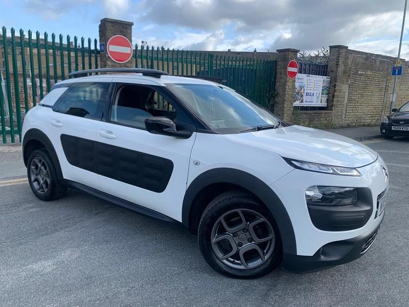 White Used 2015 Citroën C4 Cactus Feel Hatchback | £5,295 (Good price) - Image 1/4