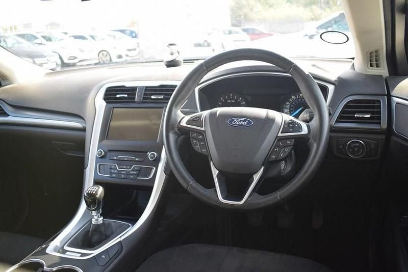 Begagnad Ford Mondeo Style 120 HK (88 kW) 2017 Blå Halvkombi