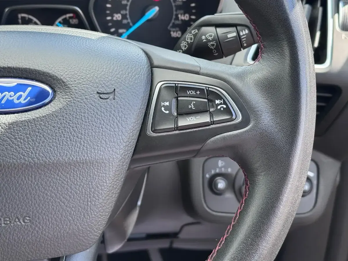 Usado Ford Kuga ST-Line 2018 Gris SUV