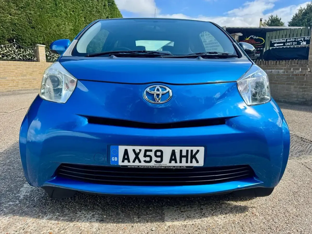 Used Toyota iQ 68 HP (50 kW) 2010 Blue Hatchback