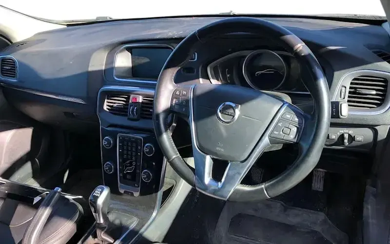 Usado Volvo V40 Pro 152 HP (111 kW) 2017 Cinzento Citadino
