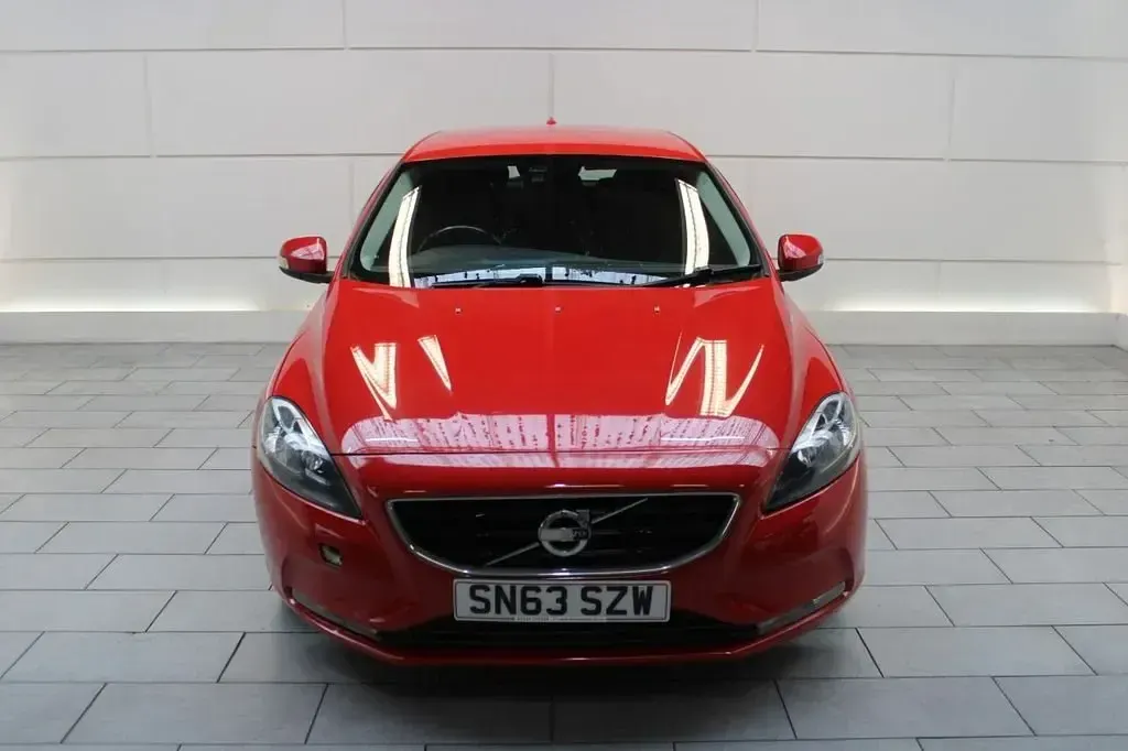 Usado Volvo V40 115 HP (84 kW) 2013 Vermelho Citadino